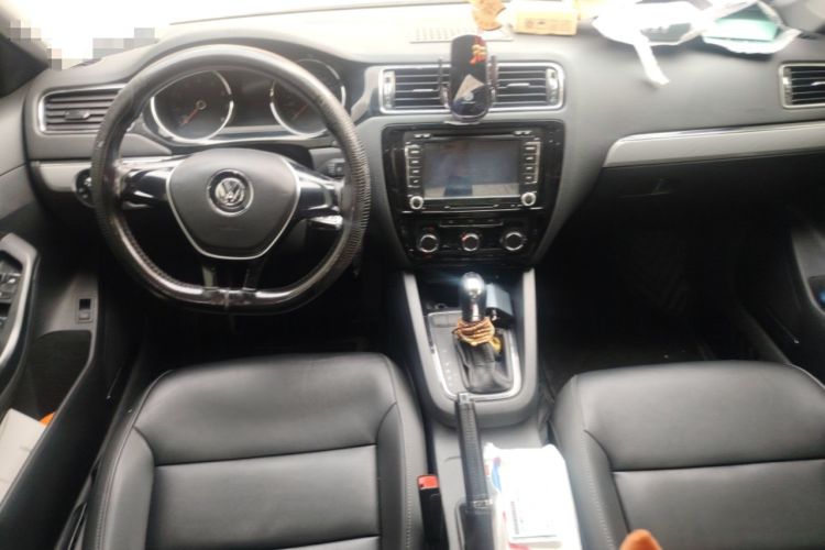 Used Volkswagen Sagitar 2015 1.6L Automatic Comfort Model Center Console