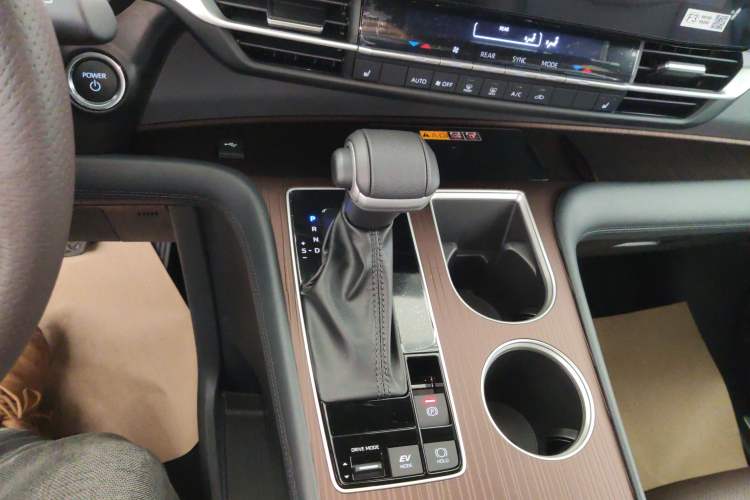 Used Toyota Granvia 2024 2.5L Hybrid Prestige PLUS Four-Wheel Drive Version
