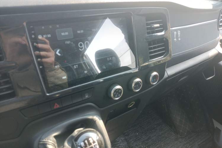 Used JMC Fushun 2025 2.0T 6MT Diesel Mid-Roof High-Arch Commercial Multi-Purpose 7-Seater Passenger Vehicle