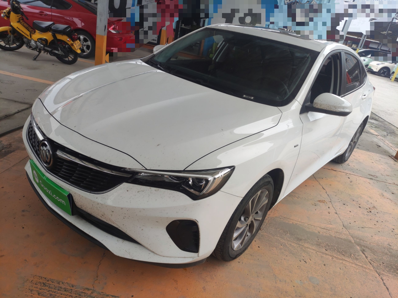 تحت مقدمة السيارة