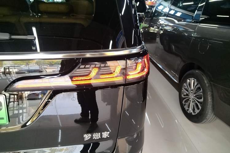 Used VOYAH Dream 2025 PHEV Four-Wheel-Drive Flagship Kunpeng Edition
