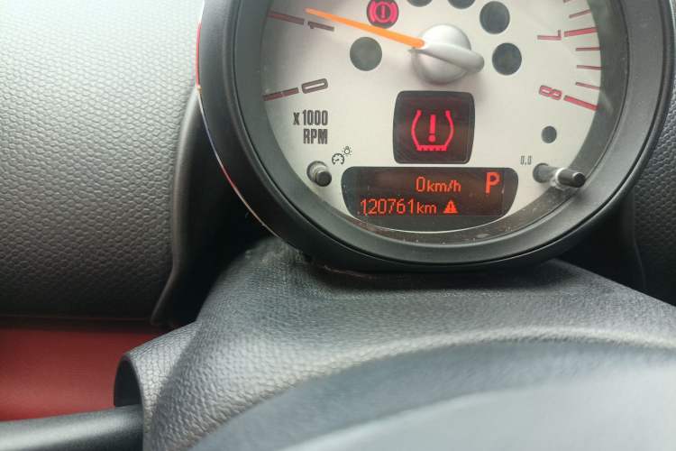 Used MINI Countryman 2014 1.6L COOPER Fun Odometer Close Up