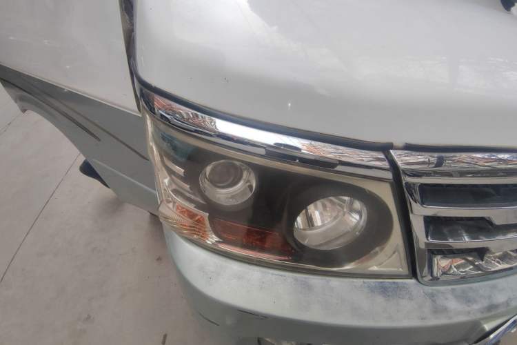 Used Jinbei Hiace 2011 2.0L 5th Generation Xiangyun Comfort Version 4G20D4B Right Front Headlight