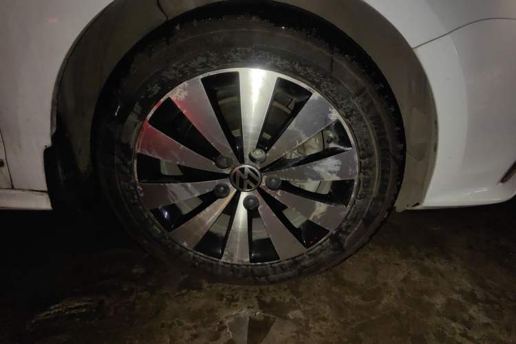 Used Volkswagen Sagitar 2015 230TSI Automatic Luxury Model Right Front Wheel Hub