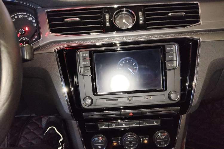 Used Volkswagen Passat 2017 280TSI DSG Luxury Edition Audio And AC Panel