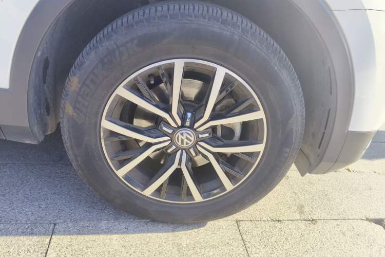 Used Volkswagen Tiguan L 2017 330TSI Automatic Two-Wheel Drive Luxury Edition Right Front Wheel Hub