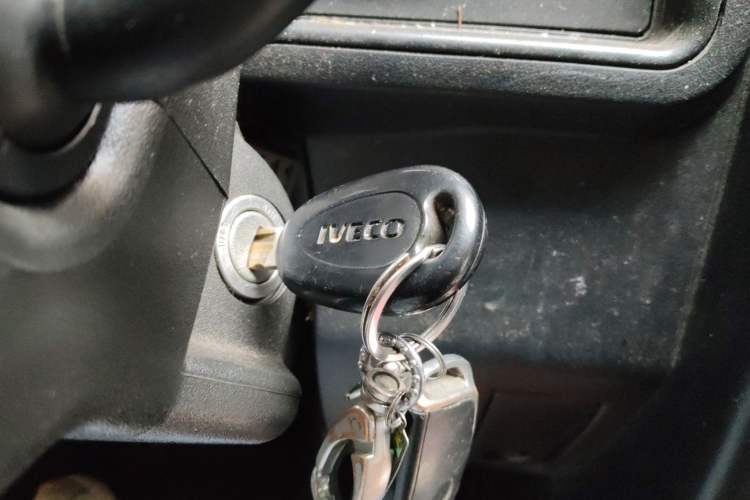 Used Iveco Daily 2020 2.5T A35 Passenger Van with Dual Tires Mid-Roof Design 5-9 Seater Side-Sliding Door China V Emission Standard