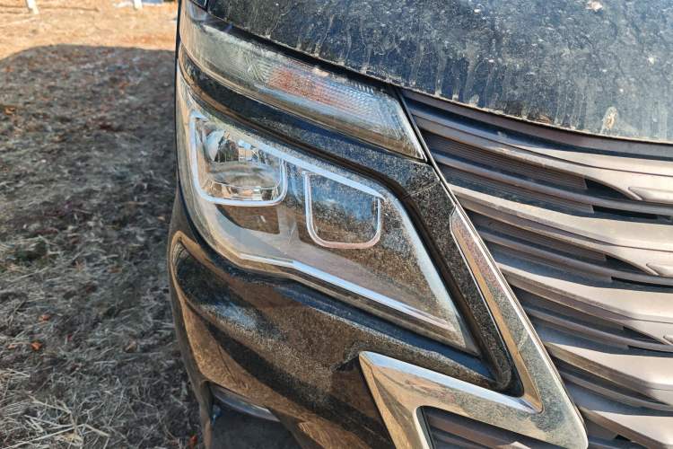 Used FORTHING Lingzhi 2019 M5L 1.6L 7-Seater Luxury Model China VI Standard Right Front Headlight