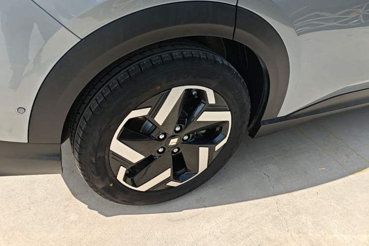 Used Baojun Yunhai 2024 600km Pure Electric Version Right Rear Wheel Hub