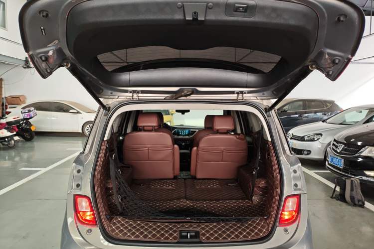 Used Buick GL6 2018 18T 6-Seater Prestige Model Trunk