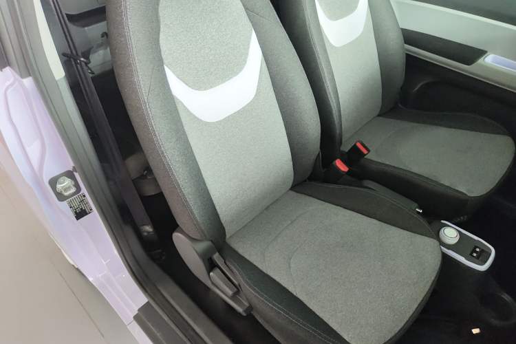 Used Chery QQ Ice Cream 2022 170km Sundae Phosphate Lithium-Ion Right Front Seat