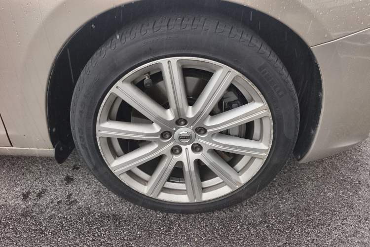 Used Volvo S60 New Energy 2018 S60L E-Drive Hybrid T6 Progressive Edition Right Front Wheel Hub