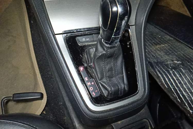 Used Volkswagen Lavida 2013 1.6L Automatic Comfort Edition Gear Lever