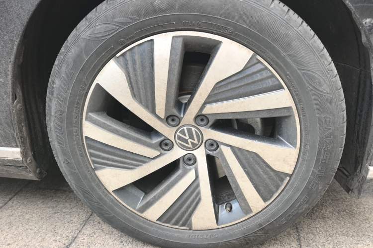 Used Volkswagen Magotan GTE Plug-in Hybrid 2022 GTE Luxury Model Right Front Wheel Hub