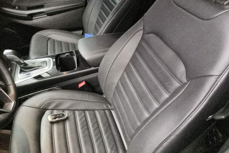 Used Ford Edge 2016 EcoBoost 245 Two-Wheel-Drive Titanium 7-Seater Left Front Seat