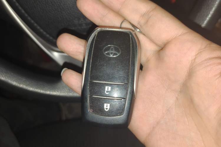 Used Toyota RAV4 2016 2.0L CVT Two-Wheel Drive Fashion Edition China V Standard Vehicle Key