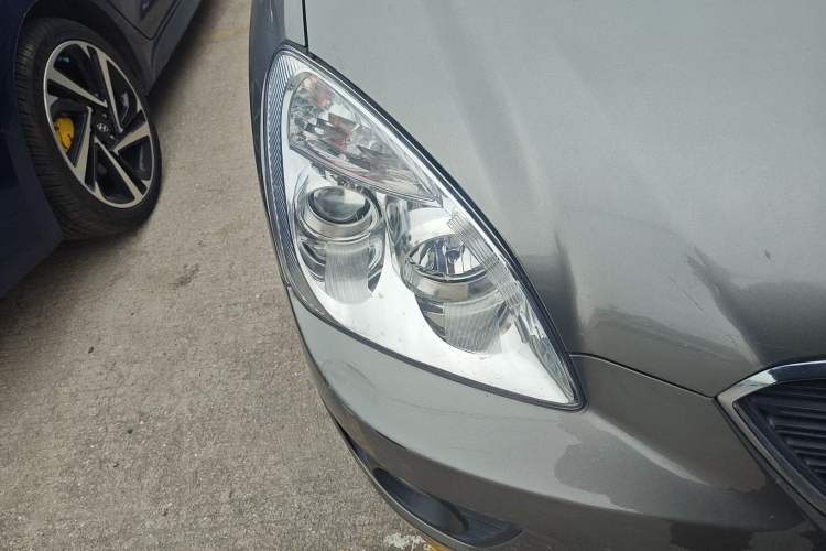 Used Kia Carens 2011 2.0L 7-Seater Automatic Standard Edition Right Front Headlight