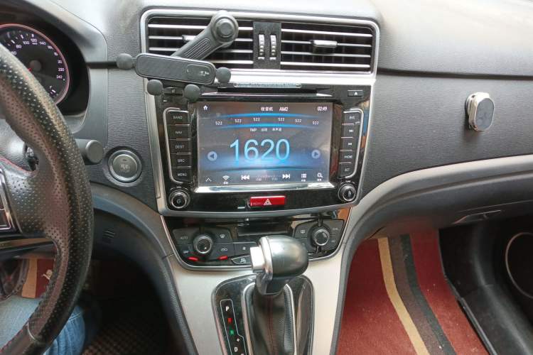 Used Haval H6 2017 Restyled Red-Label Sport Version 1.5T Automatic Two-Wheel Drive Luxury Trim Audio And AC Panel