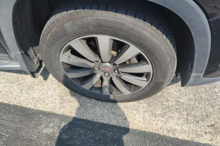 Used Roewe RX8 2019 30T Smart Connectivity Two-Wheel Drive Supreme Flagship Edition Right Front Wheel Hub
