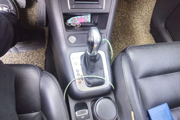 Used Volkswagen Tiguan 2015 2.0 TSI Automatic All-Wheel Drive Luxury Edition Gear Lever