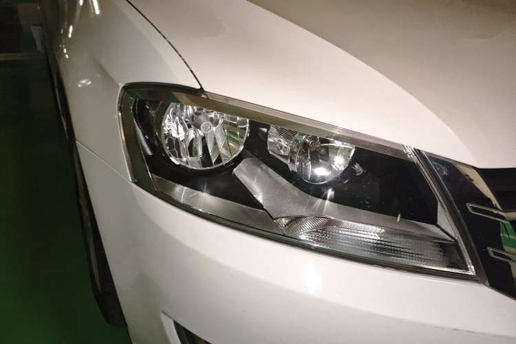 Used Volkswagen Gran Lavida 2013 1.6L Automatic Comfort Model Right Front Headlight