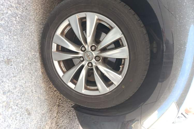 Used Infiniti M Series 2012 M25L Comfort Edition Right Front Wheel Hub