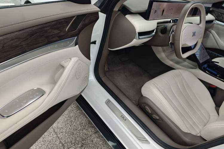 Used IM L7 2022 Dynamic Model Interior 3