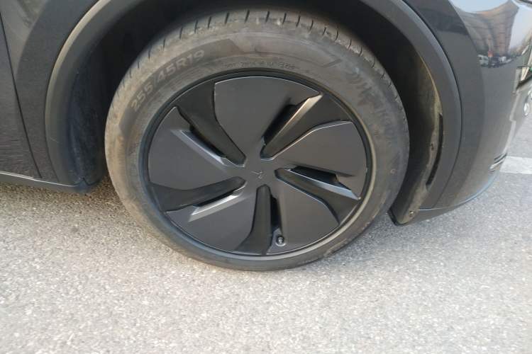 Used Tesla Model Y 2025 Updated Version Long-Range All-Wheel Drive Right Front Wheel Hub