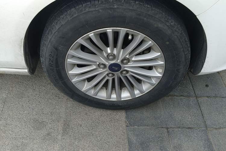 Used Ford Escort 2015 1.5L Automatic Comfort Edition Right Front Wheel Hub