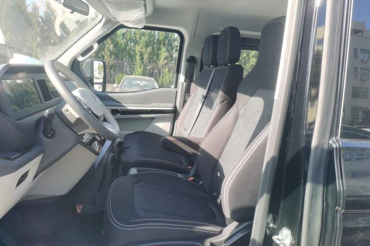 Used Sinotruk Pioneer V 2024 Multi-Function Version 2.0T Automatic Short Wheelbase Low Roof