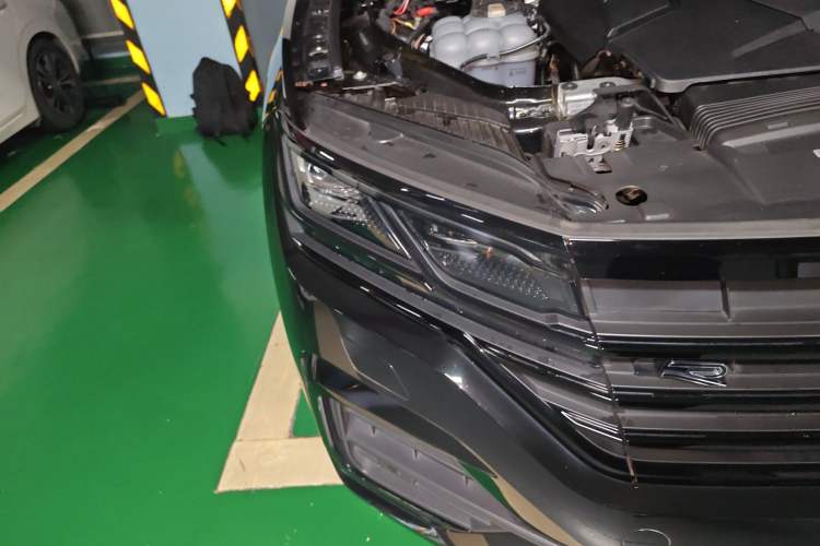 Used Volkswagen Touareg 2023 3.0 TSI Luxury Edition Obsidian Black Sport Package Right Front Headlight