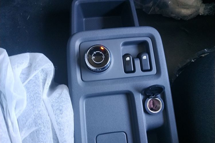 Used Wuling Yangguang 2024 300KM Comfort Version Passenger Van 75kW