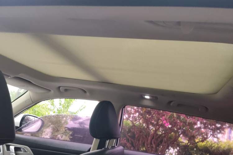 Used Geely Auto Emgrand X7 Sport 2018 2.0L Manual Two-Wheel Drive Zhiya Version Headliner