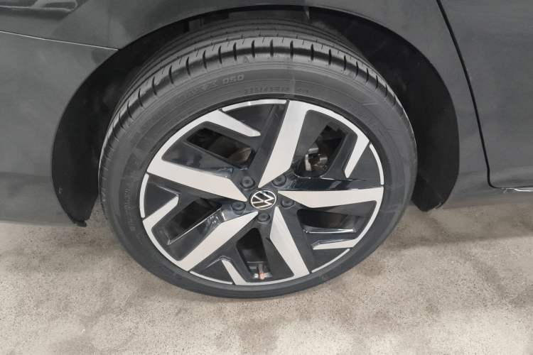 Used Volkswagen Lamando 2023 Lavida L 280TSI DSG Cool & Spicy Edition Right Rear Wheel Hub