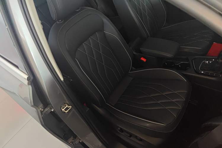 Used Volkswagen Tiguan L 2022 330TSI Automatic Two-Wheel Drive Smart Edition
