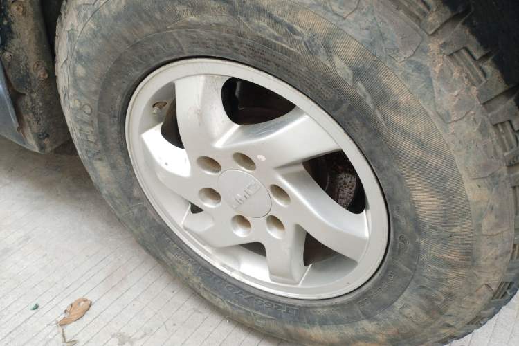 Used JMC Yuhu 7 2012 2.4T Four-Wheel Drive Manual Standard Edition JX4D24 Right Front Wheel Hub