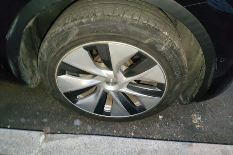 Used Tesla Model Y 2022 Long-Range All-Wheel-Drive Version Right Front Wheel Hub