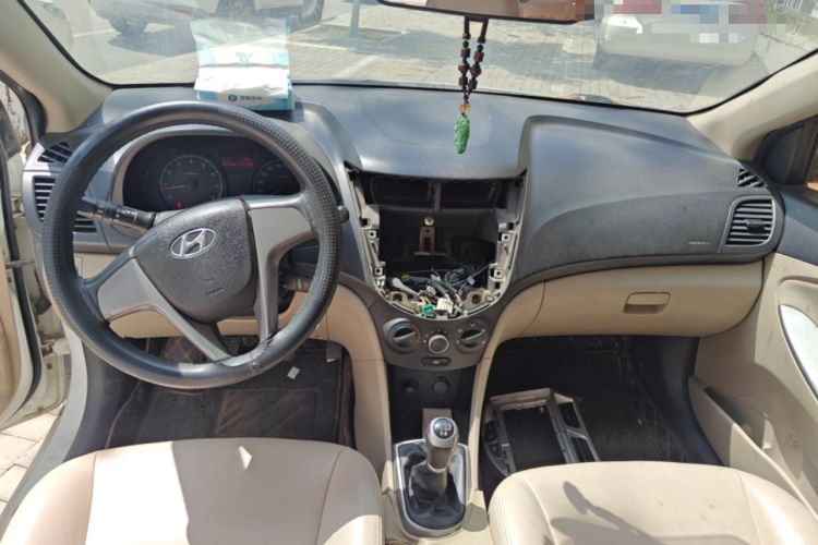 Used Hyundai Verna (older generation) 2014 1.4L Manual Smart GLS Trim Center Console