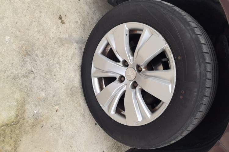 Used Peugeot 2008 2014 1.6L Manual Fashion Edition Left Front Wheel Hub