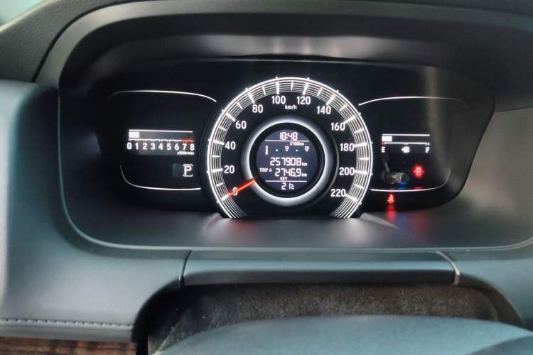 Used Honda Odyssey 2015 2.4L Smart Edition Odometer Close Up