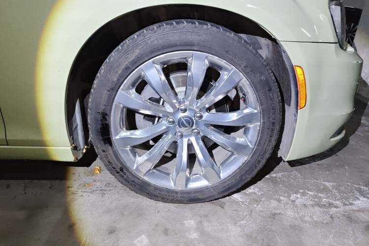 Used Chrysler 300C 2016 3.0L Supreme Edition Right Front Wheel Hub