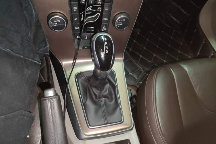 Used Volvo V40 2014 Cross Country T5 AWD Smart Luxury Edition