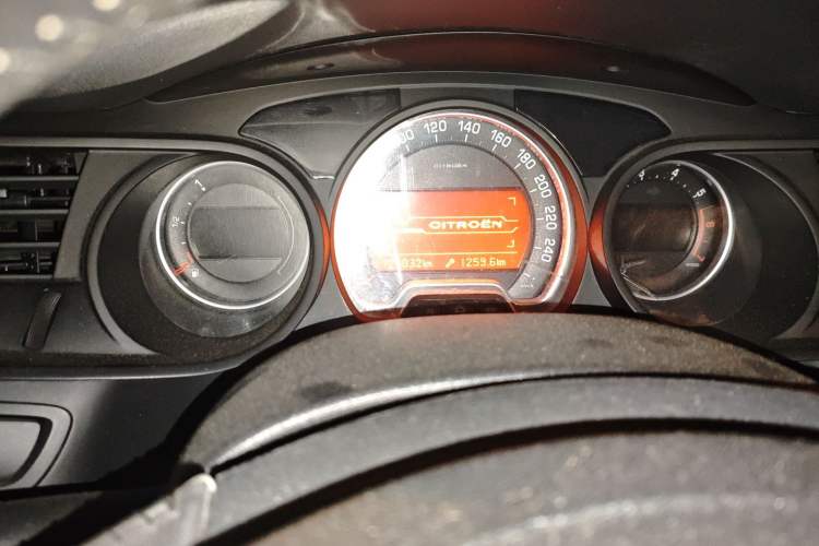 Used Citroen C5 2013 2.0L Automatic Luxury Model Odometer Close Up