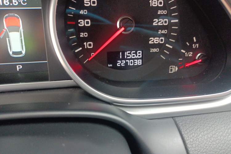 Used Audi Q7 2014 35 TFSI Sport Edition Odometer Close Up