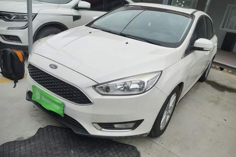 Used Ford Focus 2015 Hatchback EcoBoost 125 Automatic Supreme Style Edition Front Left 45 Deg