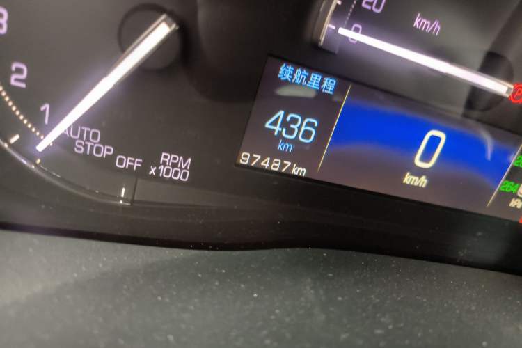 Used Cadillac XT5 2018 28E Four-Wheel Drive Tech Version Odometer Close Up