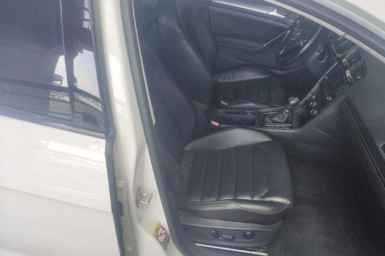 Used Volkswagen Golf 2015 1.4TSI Automatic Luxury Model
