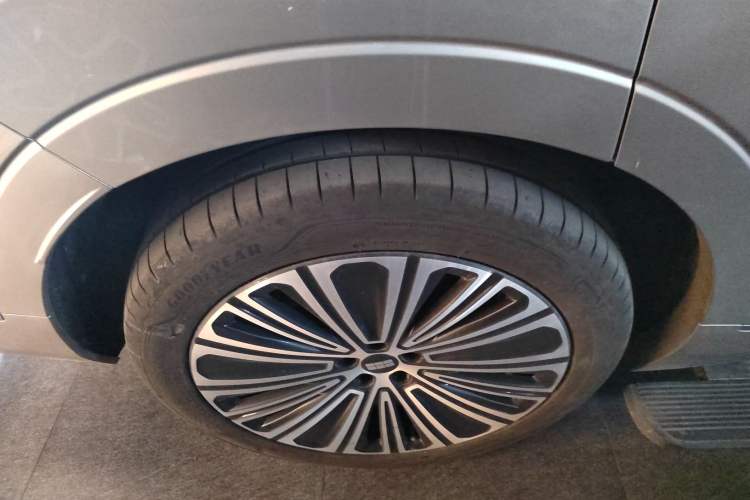 Used Geely Galaxy M9 2025 Model 210km Four-Wheel-Drive Leading Edition Exterior 5