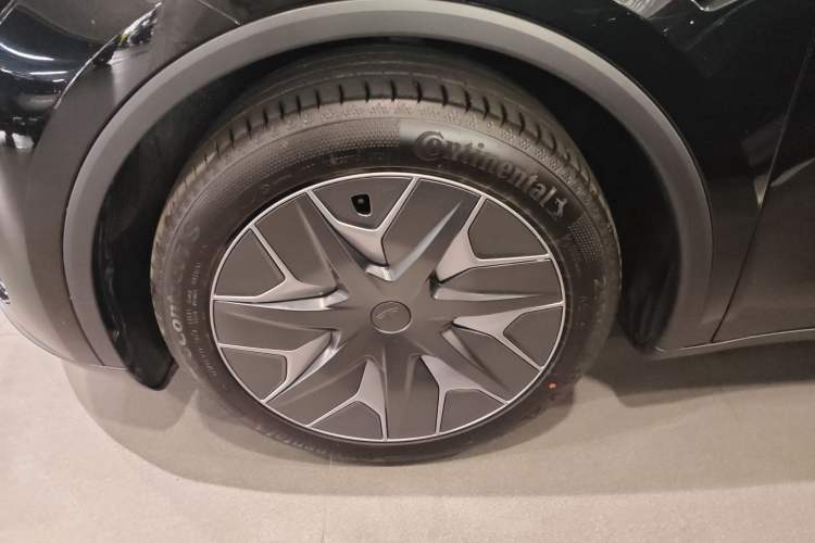 Used Tesla Model Y L 2025 Model Long-Range All-Wheel-Drive Version Left Front Wheel Hub