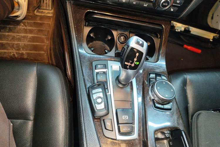 Used BMW 5 Series 2014 528Li Leading Model
